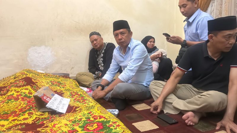 Pj Wali Kota Akbar Ali Melayat ke Rumah Duka Almarhumah Irma Hadi Pegawai Pemkot Parepare