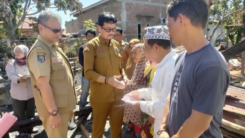 Sekda Pinrang Serahkan Bantuan ke Korban Kebakaran di Rubae