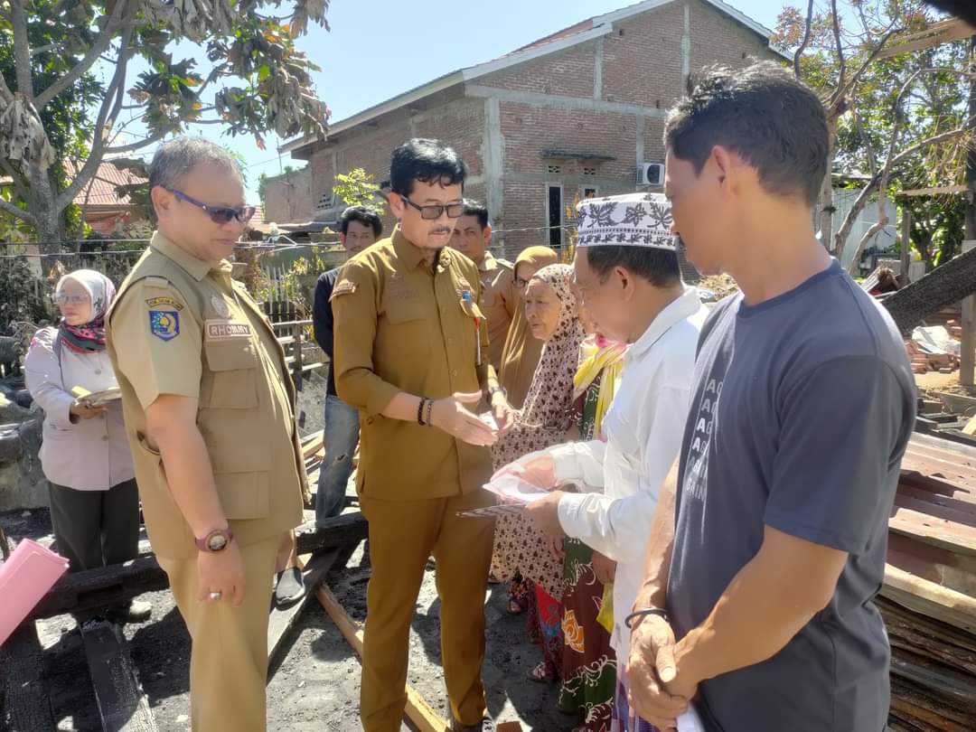 Sekda Pinrang Serahkan Bantuan ke Korban Kebakaran di Rubae