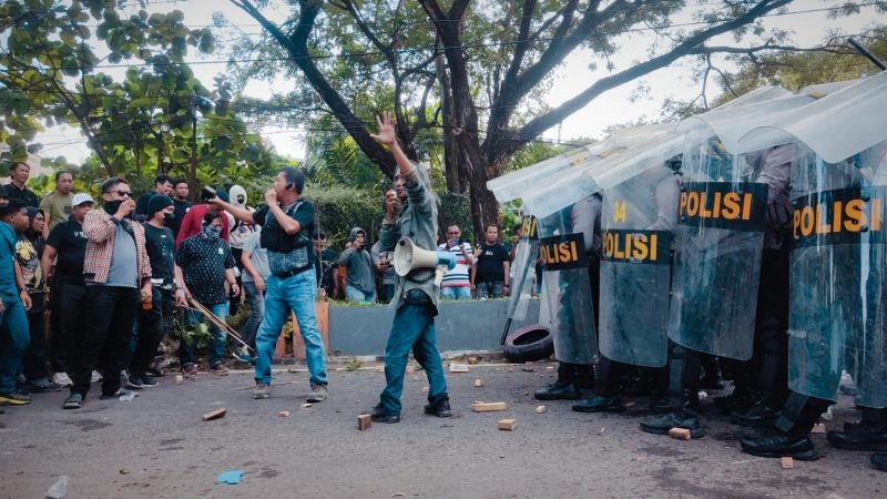 Simulasi: Polisi Pukul Mundur Massa Demo Tolak Pilkada Curang di Kantor KPU Parepare