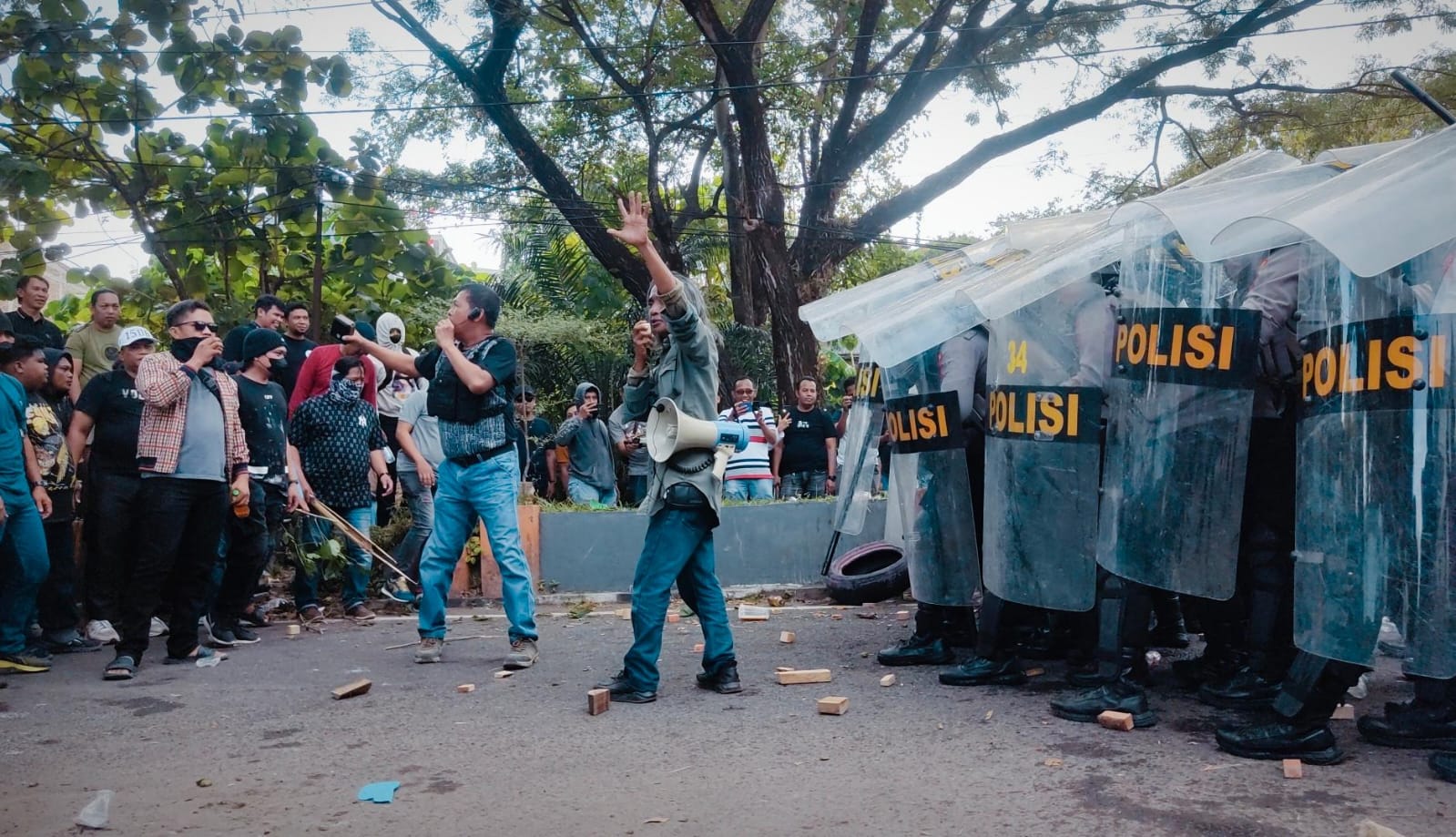 Simulasi: Polisi Pukul Mundur Massa Demo Tolak Pilkada Curang di Kantor KPU Parepare