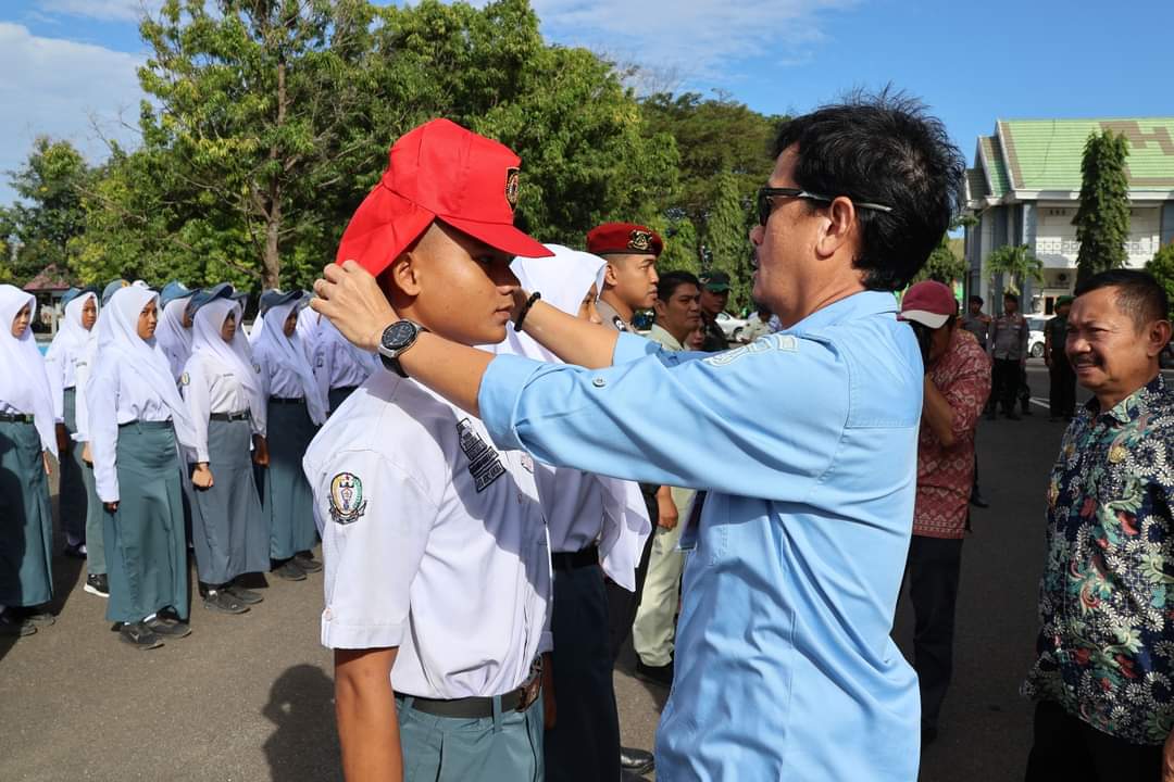 Latihan Paskibraka Pinrang Dimulai, Sekda Pasangkan Atribut