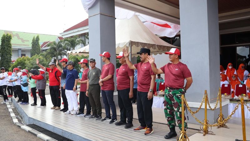 Pj Bupati Pinrang Saksikan Defile Lomba HUT RI ke 79