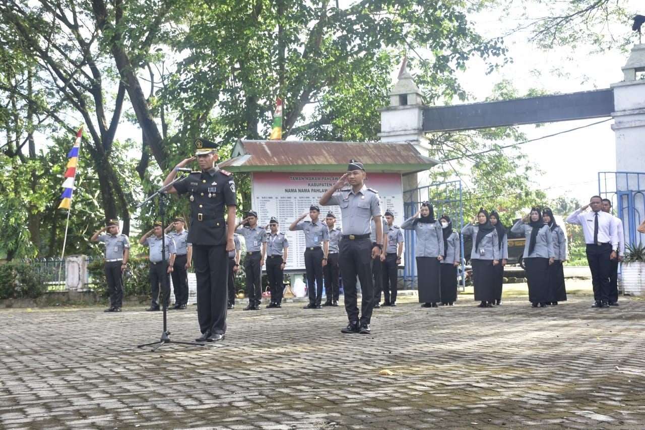 Refleksi Diri Momen Hari Pengayoman, Rutan Pinrang Ziarah Tabur Bunga di TMP Palia