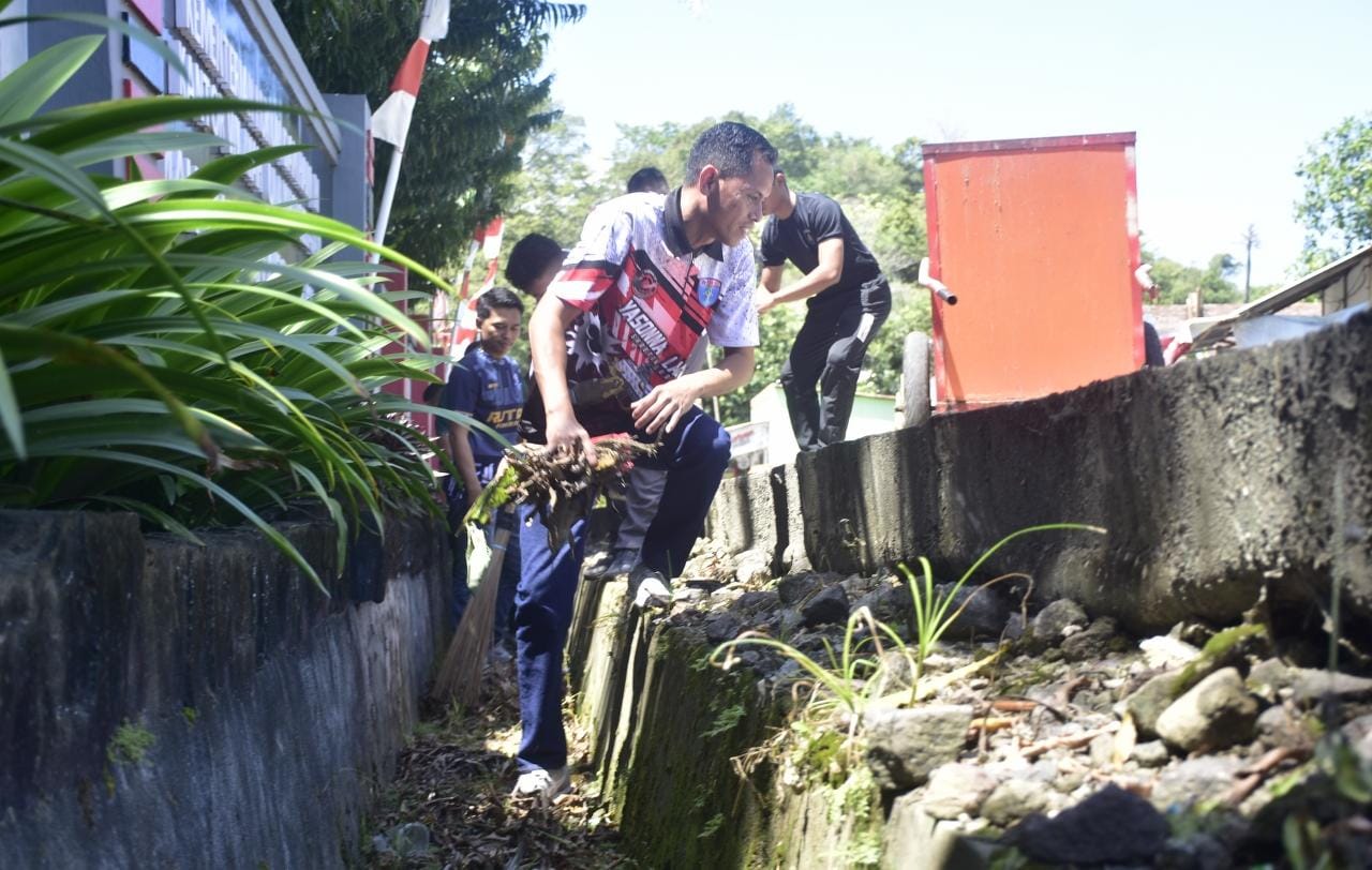 Ciptakan Lingkungan Bersih, Pegawai Rutan Pinrang Kompak Kerja Bakti Bersama