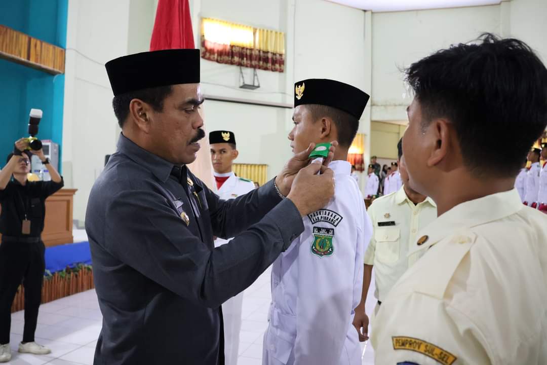 Pj Bupati Ahmadi Akil Kukuhkan Paskibraka Pinrang