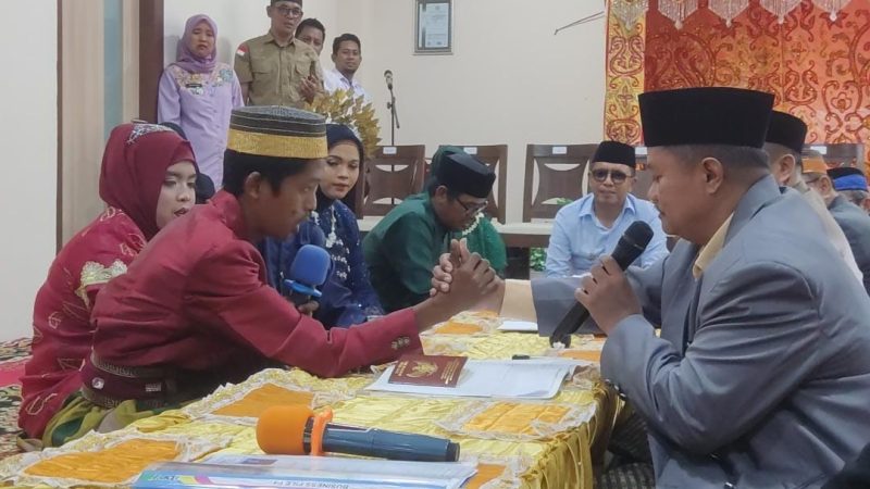 Pj Wali Kota Akbar Ali Jadi Saksi 5 Pasangan Nikah Massal di MPP Parepare