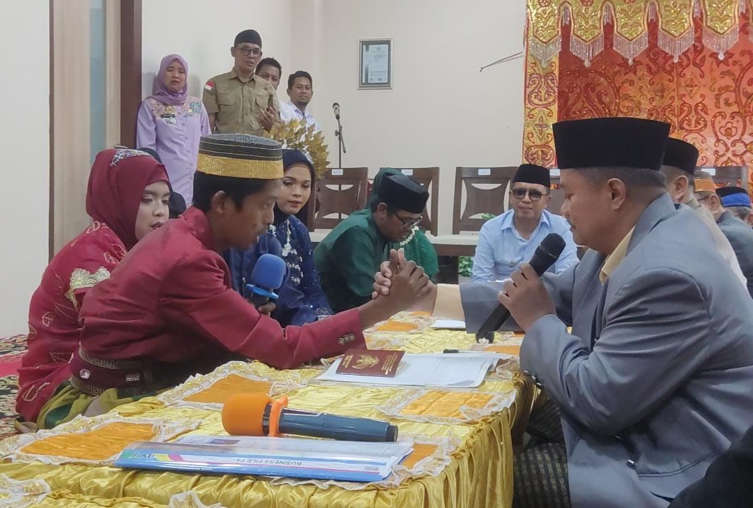 Pj Wali Kota Akbar Ali Jadi Saksi 5 Pasangan Nikah Massal di MPP Parepare