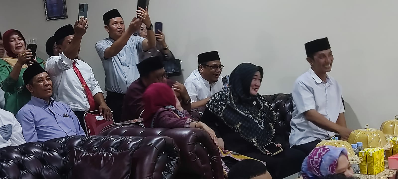 Kepala DPMPTSP Parepare, St Rahmah Amir bersama sejumlah pejabat yang hadir di Nikah Massal, Jumat (16/8/2024). (Foto: oneanews)