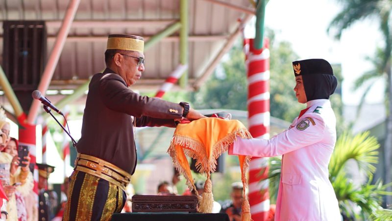 Pj Wali Kota Akbar Ali Puji Paskibraka Parepare Usai Kibarkan Bendera Merah Putih