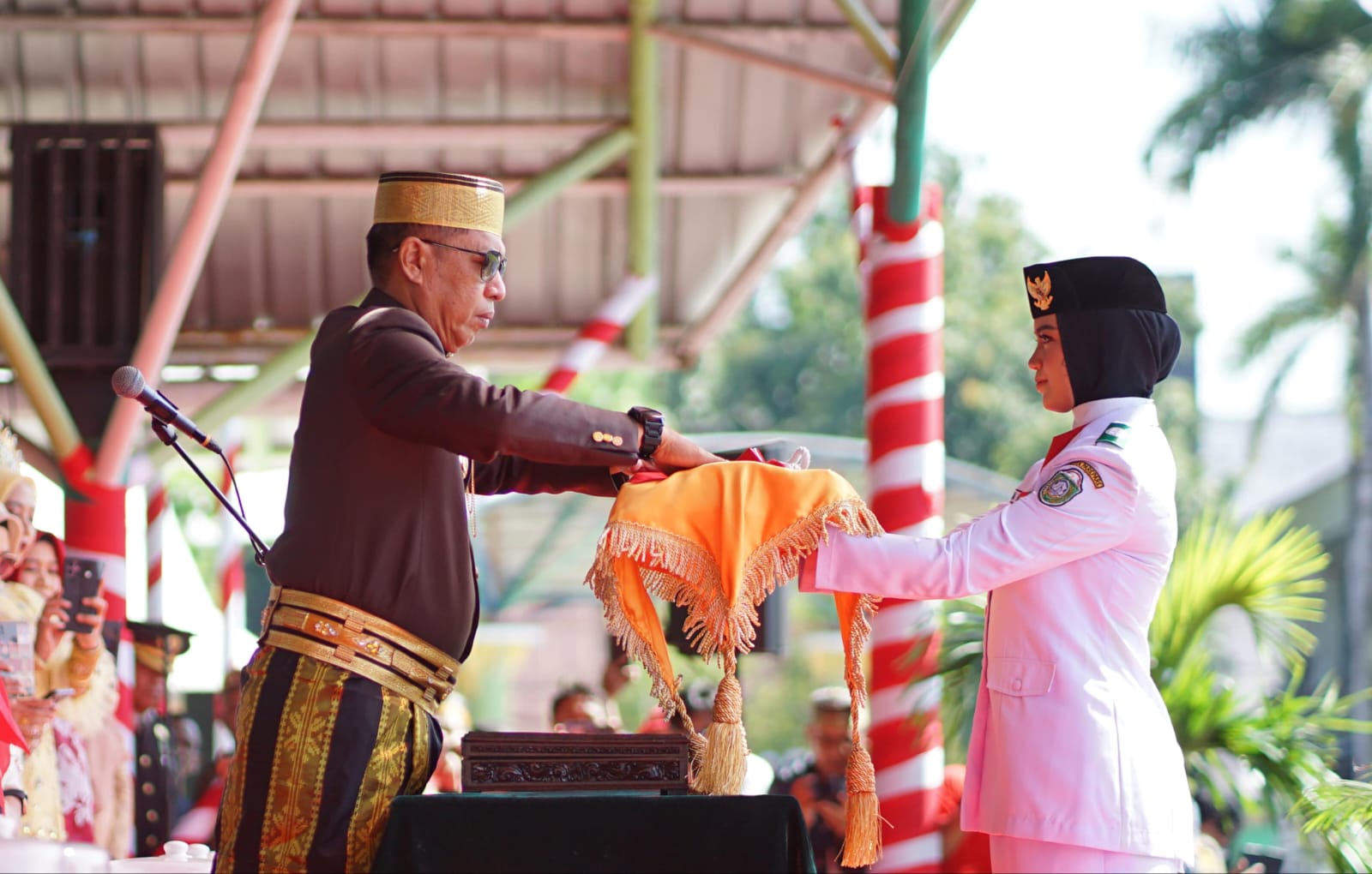 Pj Wali Kota Akbar Ali Puji Paskibraka Parepare Usai Kibarkan Bendera Merah Putih