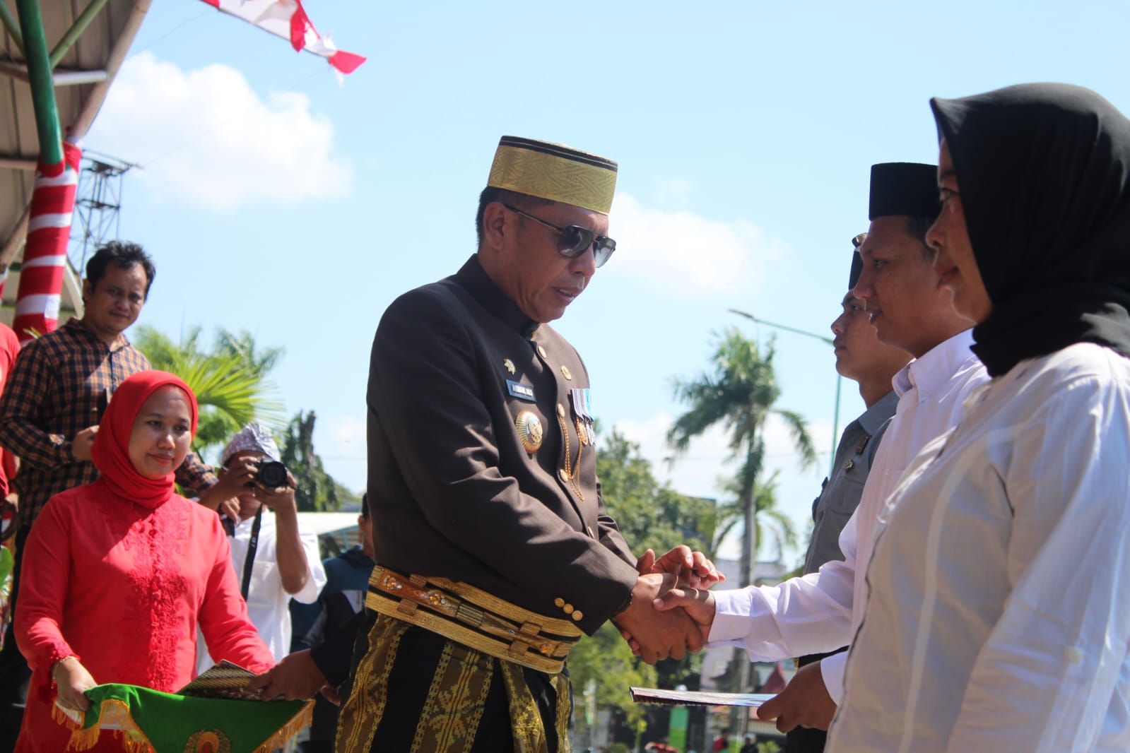 Pj Wali Kota Akbar Ali Serahkan SK Remisi Umum ke Warga Binaan Lapas Parepare di Momen HUT RI ke 79