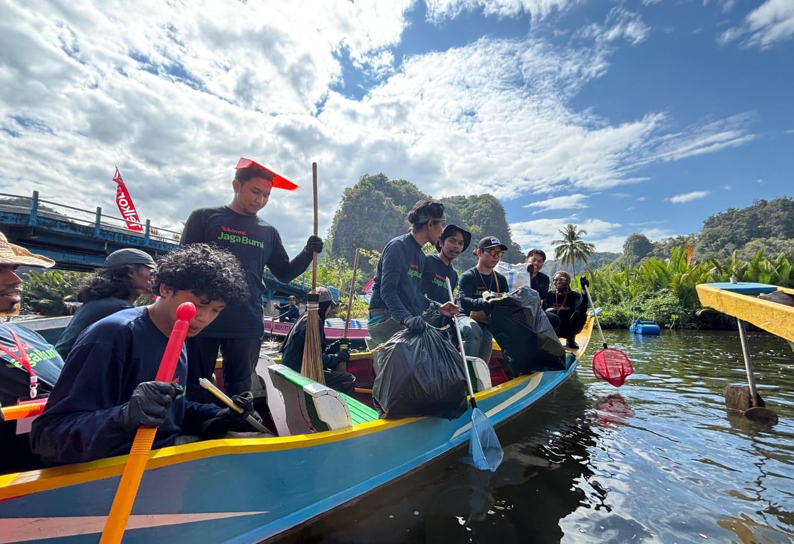 Libatkan Masyarakat, Komunitas dan Relawan TERRA, Telkomsel Jaga Bumi Ciptakan Jejak Kebaikan di Kawasan Geopark Rammang-Rammang Maros