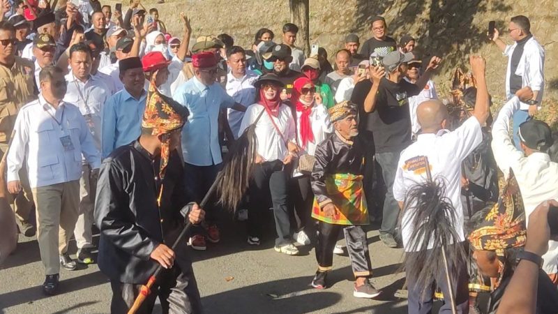 Tari Pajaga Iringi Pasangan Muhammad Zaini-Prof Bakhtiar Tijjang Daftar di KPU Parepare