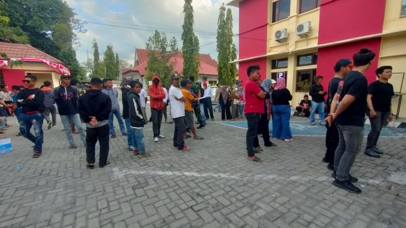 Dua Kaca Jendela Kantor Pengadilan Negeri Pinrang Pecah saat Korban Eksekusi di Maroneng Tiba