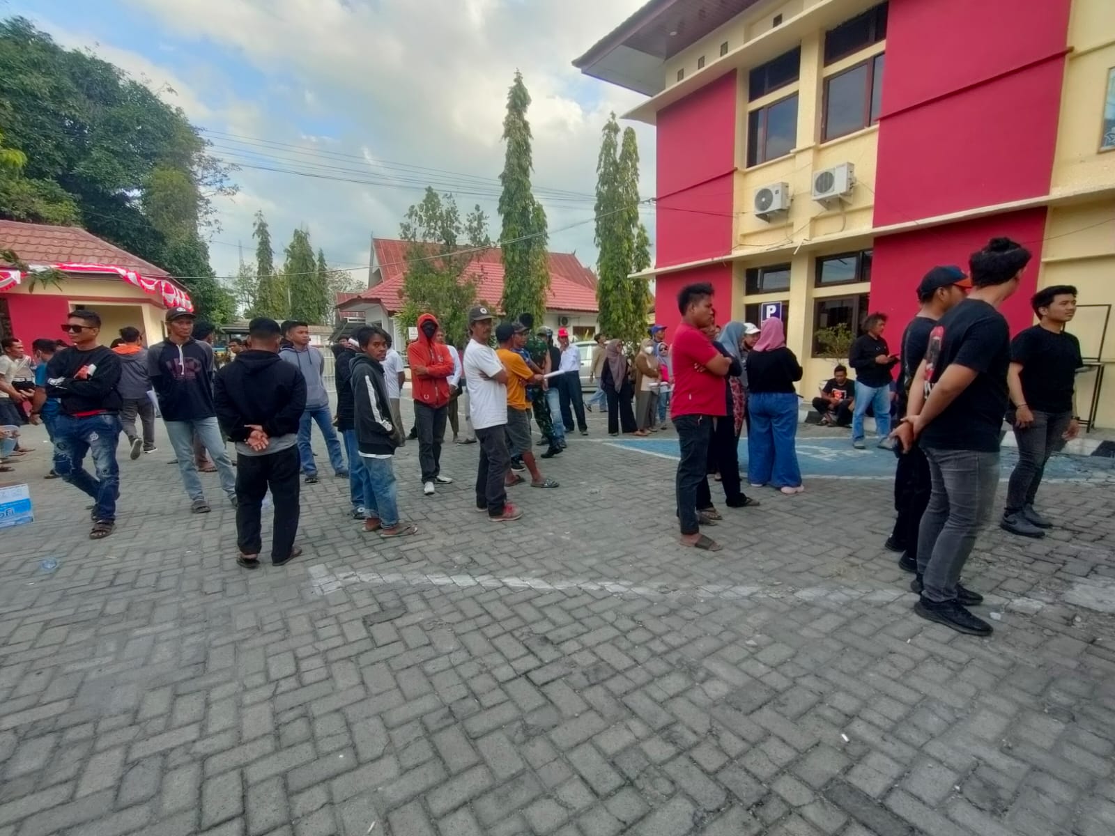 Dua Kaca Jendela Kantor Pengadilan Negeri Pinrang Pecah saat Korban Eksekusi di Maroneng Tiba