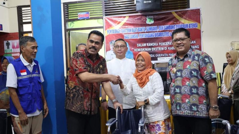 Pj Bupati Ahmadi Akil Serahkan Bantuan Program Atensi bagi Lansia dan Disabilitas