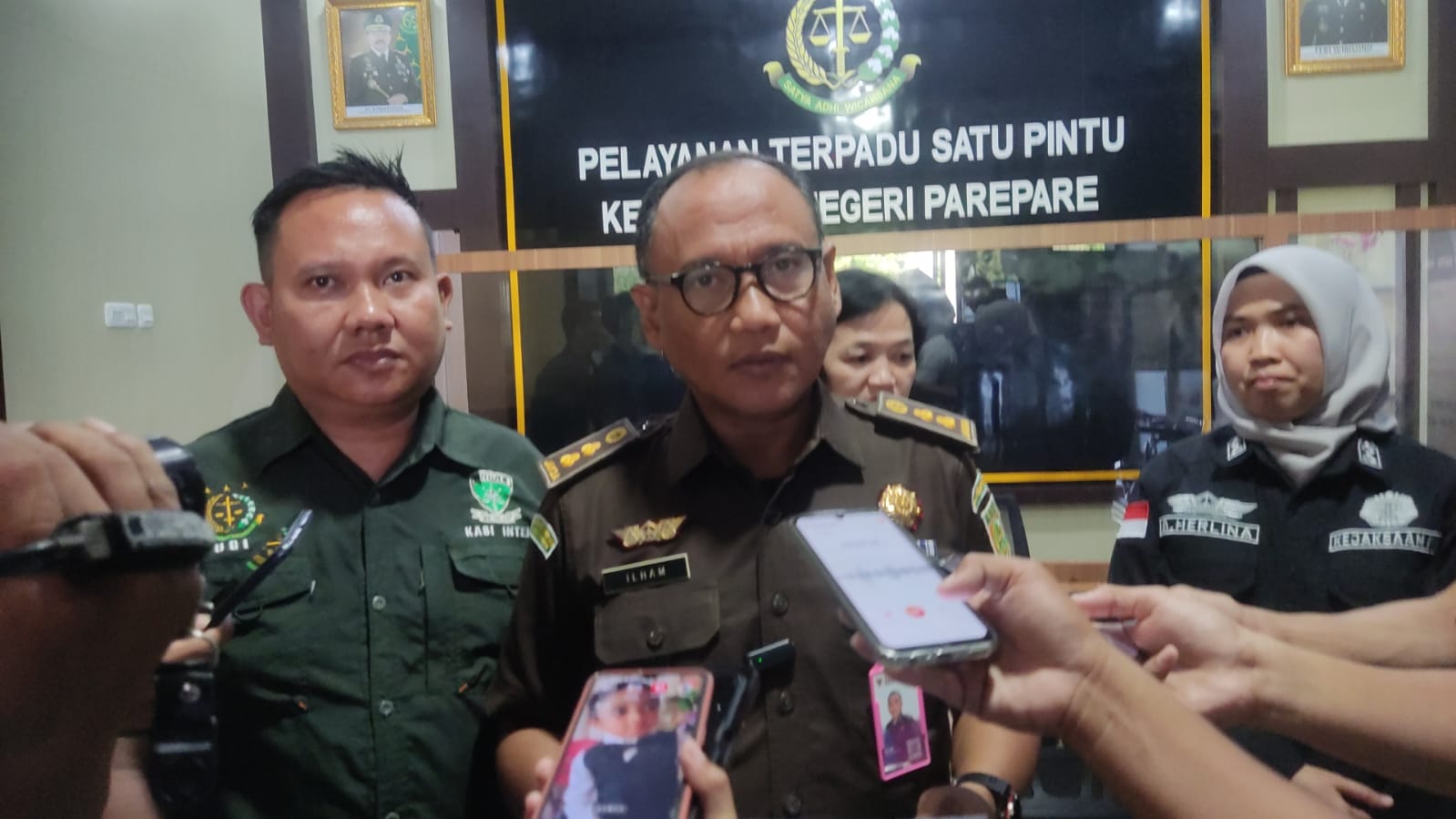 Kepala Seksi Pidana Khusus Kejari Parepare, Ilham, didampingi Kepala Seksi Intelijen, Sugiarto,