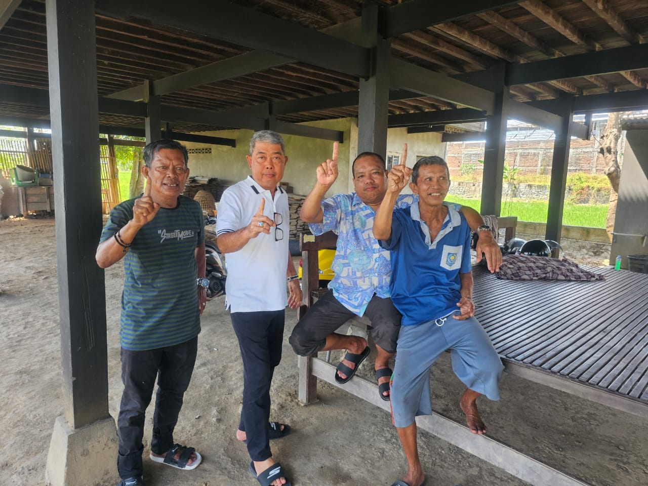 Menangkan JADI, Dua Tokoh Masyarakat Paleteang Door to Door di Rumah Warga
