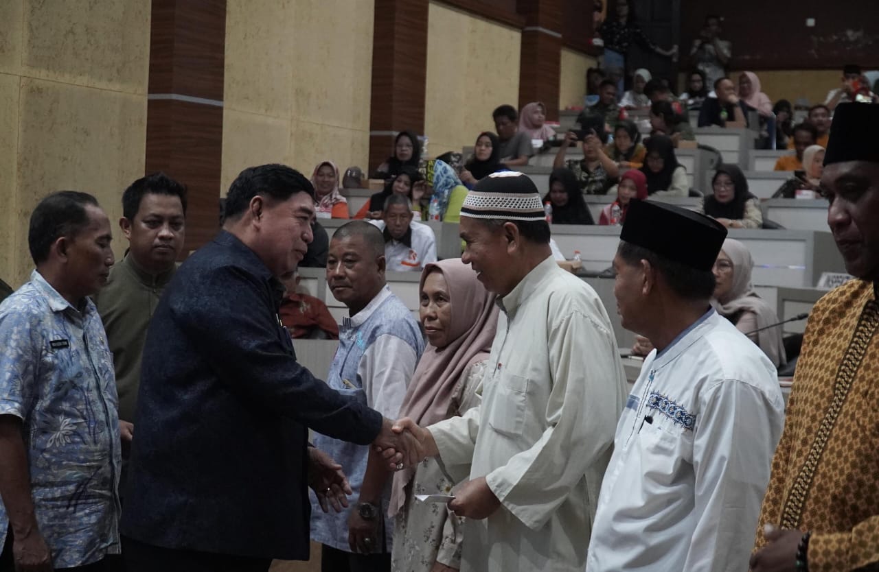 Pj Wali Kota Abdul Hayat Serahkan Insentif ke 1.809 Tokoh Masyarakat Parepare