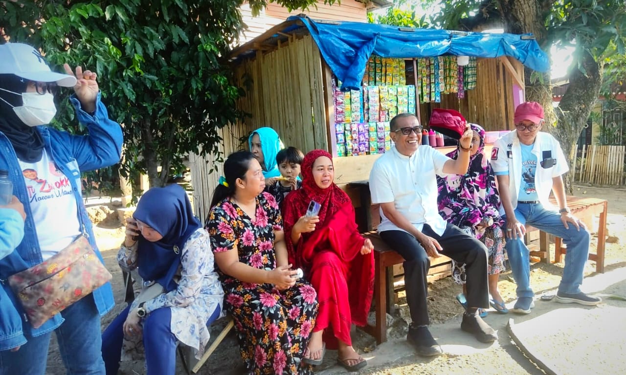 Tempuh Beberapa Kilometer, Prof Bakhtiar Tijjang Blusukan di Kelurahan Lompoe