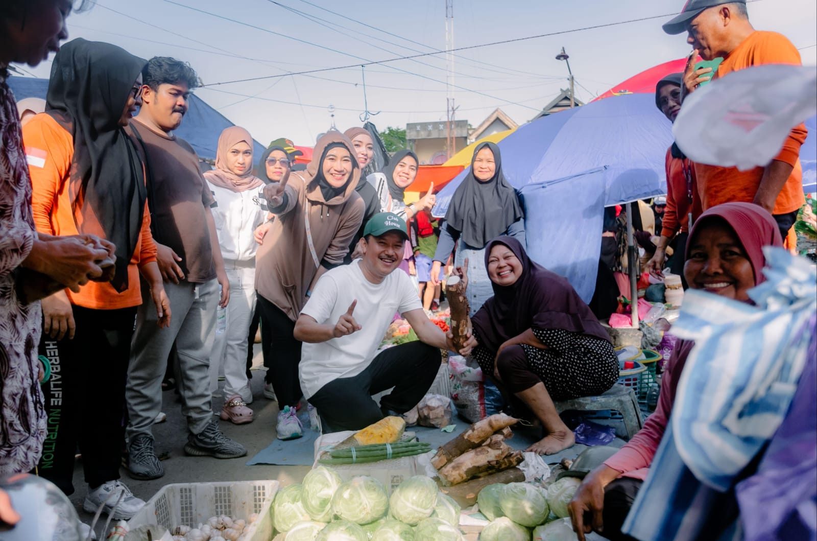 Manfaatkan Weekend, Cawabup Abdillah Natsir Sapa Warga di Pasar Sentral