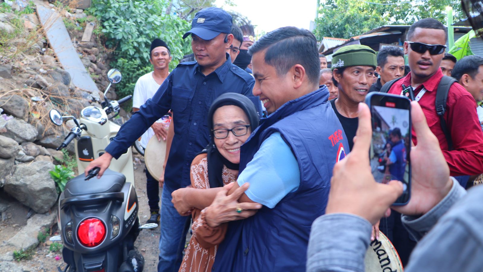 Tasming Hamid Terharu, Warga Kampung Mandar Sambut dengan Pelukan dan Harapan