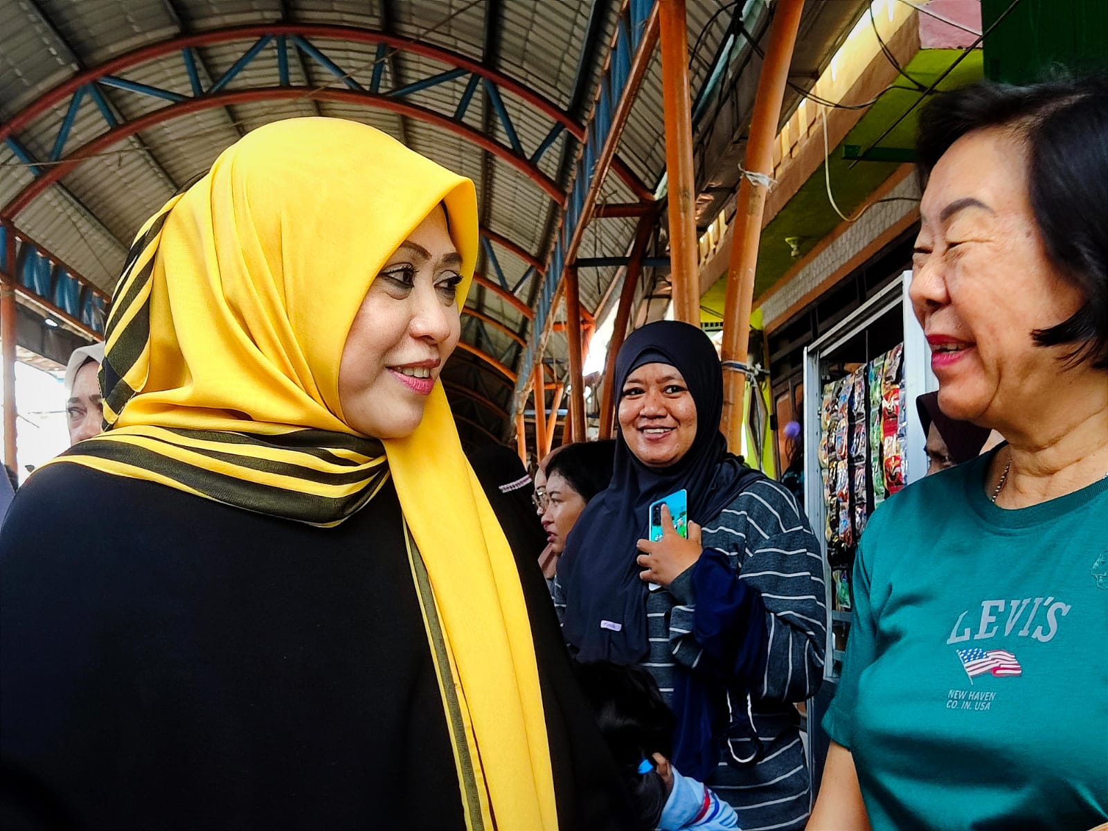 Potret Keakraban Erna Rasyid Taufan dan Warga di Pasar Labukkang