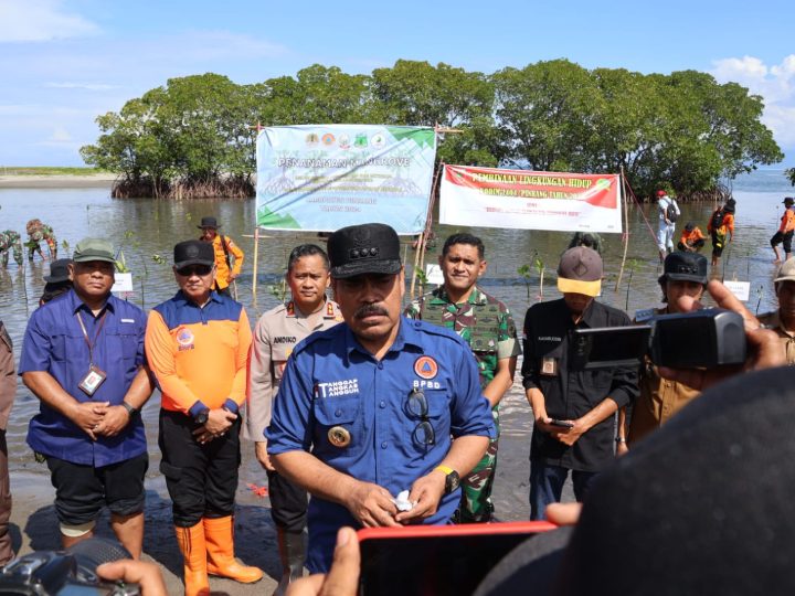 Pj Bupati Ahmadi Akil bersama Forkopimda Tanam Mangrove di Desa Paria