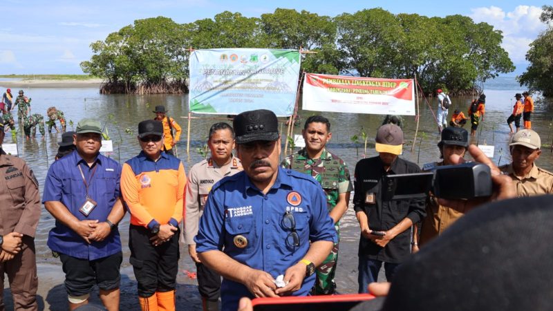 Pj Bupati Ahmadi Akil bersama Forkopimda Tanam Mangrove di Desa Paria