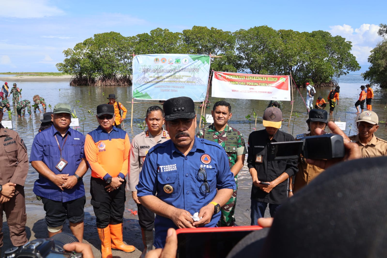 Pj Bupati Ahmadi Akil bersama Forkopimda Tanam Mangrove di Desa Paria