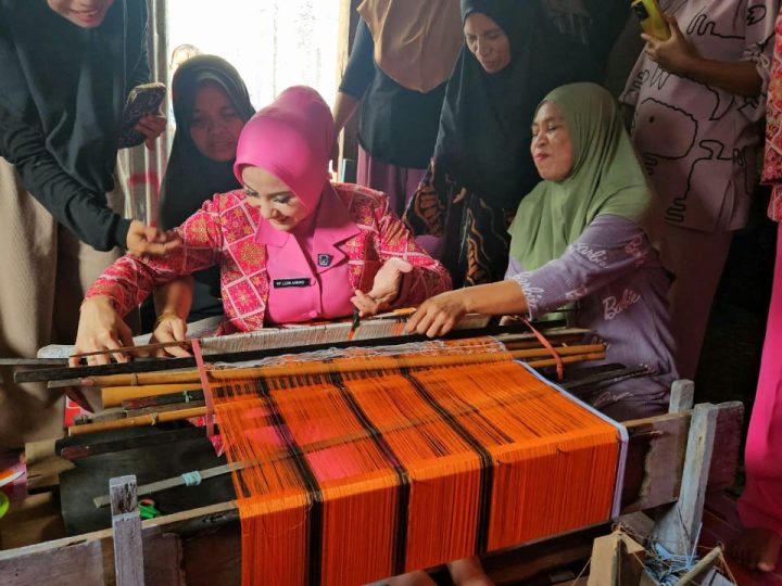 Ketua Bhayangkari Cabang Pinrang Kunjungi Pengrajin Kain Tenun Khas Mandar di Ujung Lero