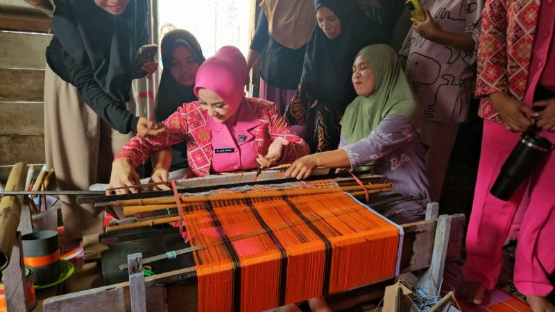 Ketua Bhayangkari Cabang Pinrang Kunjungi Pengrajin Kain Tenun Khas Mandar di Ujung Lero