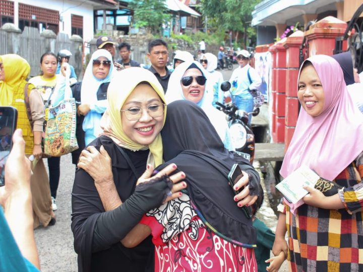 Blusukan, Erat Bersalam Disambut Nyanyian oleh Emak-Emak di Cappa Galung