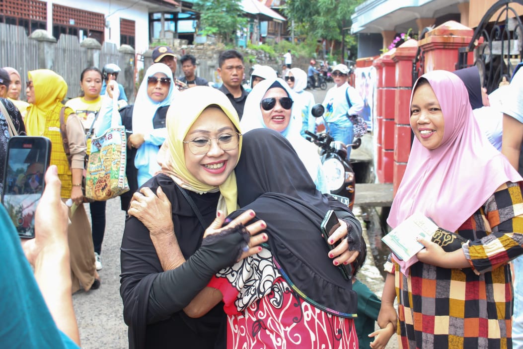 Blusukan, Erat Bersalam Disambut Nyanyian oleh Emak-Emak di Cappa Galung