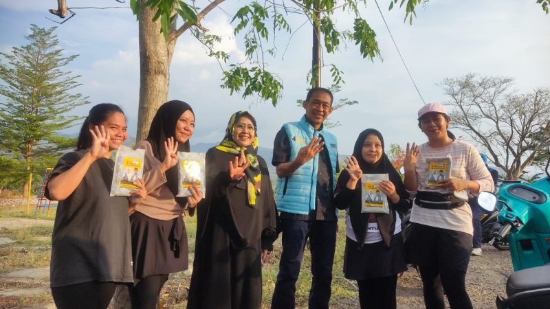 4 Pejoging Hampiri dan Foto bareng Erat Bersalam saat Blusukan di Galung Maloang