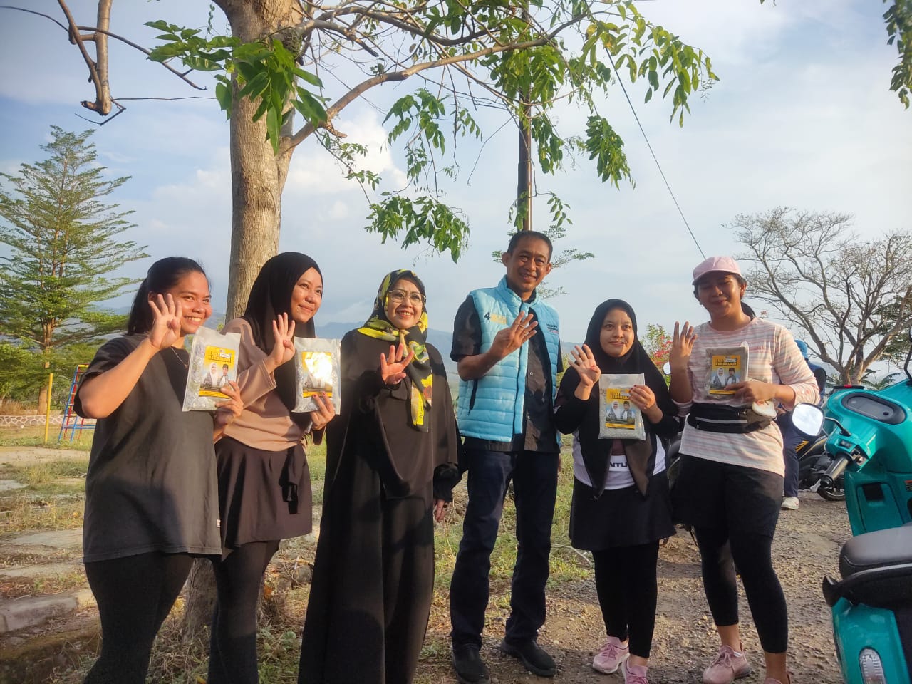 4 Pejoging Hampiri dan Foto bareng Erat Bersalam saat Blusukan di Galung Maloang