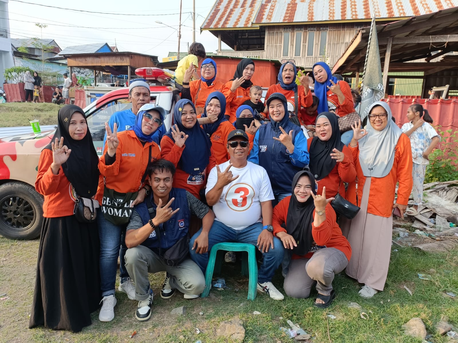 Ratusan Emak-Emak TKBM Pelabuhan Nusantara Siap Bekerja untuk Menangkan TSM-MO