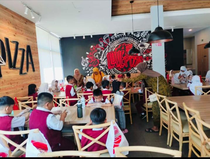 Wajib Bayar Rp55 Ribu, Siswa Ikuti Program Pembelajaran SDN 19 Parepare di Pizza Hut