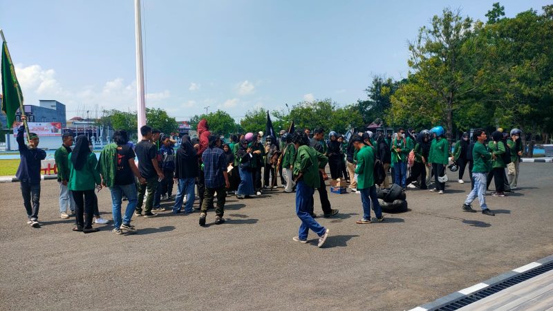 Diduga Dihalangi Satpol, Aksi Mahasiswa Ricuh di Kantor Bupati Pinrang