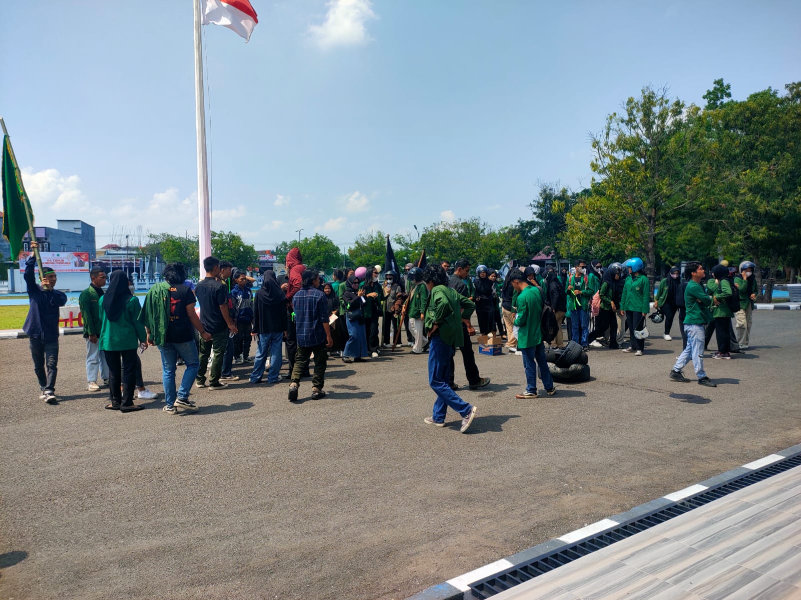 Diduga Dihalangi Satpol, Aksi Mahasiswa Ricuh di Kantor Bupati Pinrang