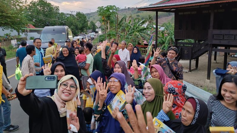 Blusukan di Bacukiki, Erat Bersalam Sampaikan Program Gratis Seragam Sekolah