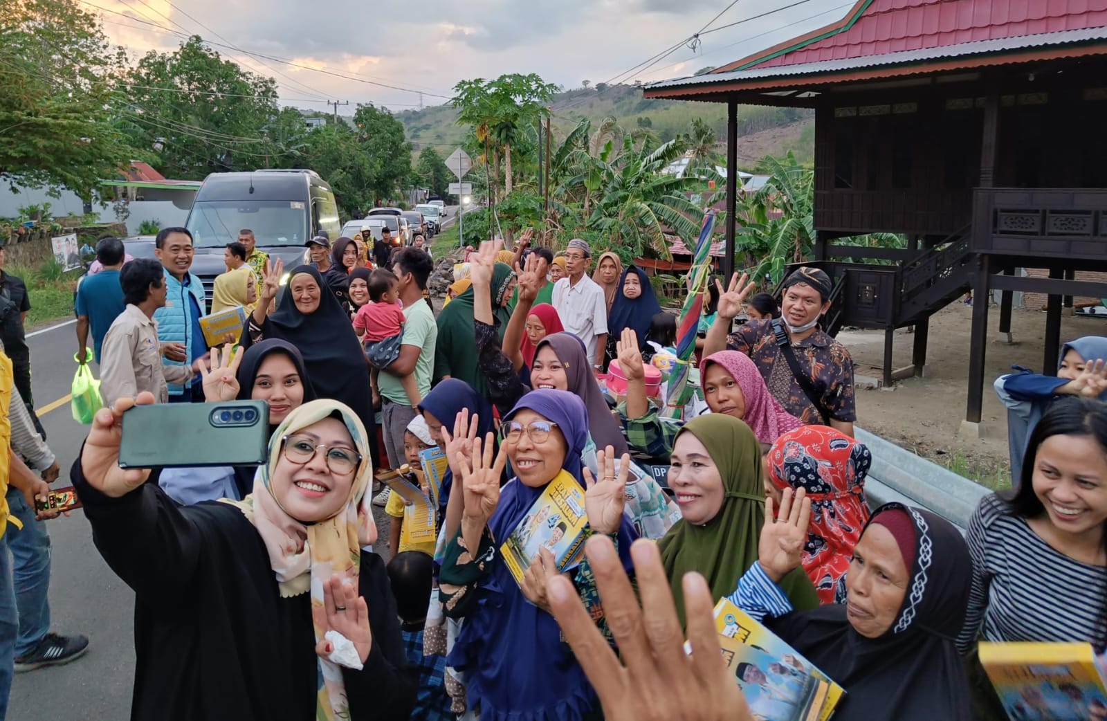 Blusukan di Bacukiki, Erat Bersalam Sampaikan Program Gratis Seragam Sekolah