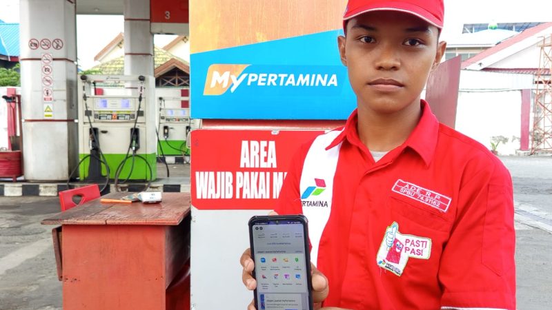 Mulai Terbiasa, Operator SPBU Bantu Konsumen Pertamina Gunakan QR Code untuk Pembelian BBM Subsidi