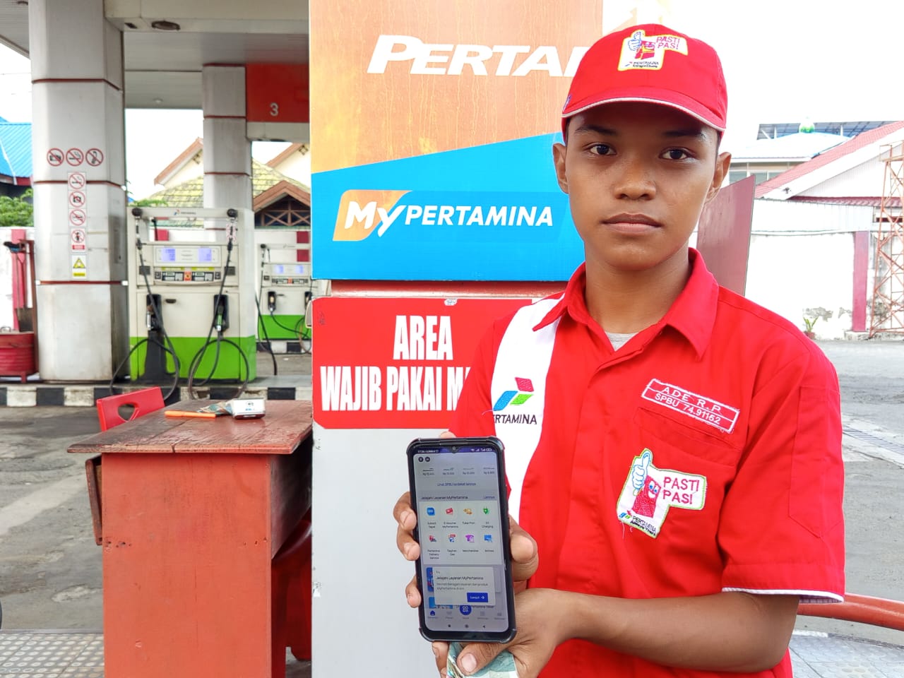 Mulai Terbiasa, Operator SPBU Bantu Konsumen Pertamina Gunakan QR Code untuk Pembelian BBM Subsidi