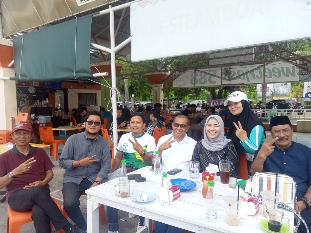 Potret Kesederhanaan Prof Bakhtiar Tijjang, Ngopi sembari Melempar Senyum