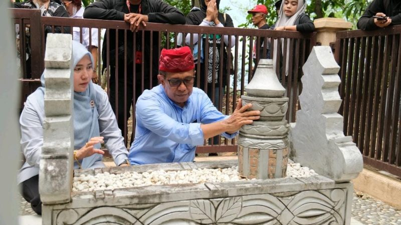 Prof Bakhtiar Tijjang Ziarah ke Makam Zain Katoe dan Herman Zain Katoe