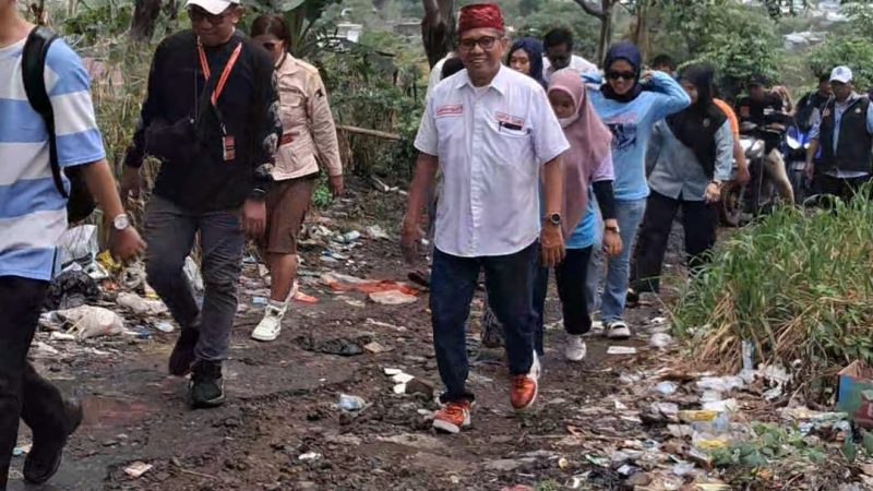 Hujan Tak Halangi Niat Prof Bakhtiar Tijjang Temui Warga di Pelosok Lapadde