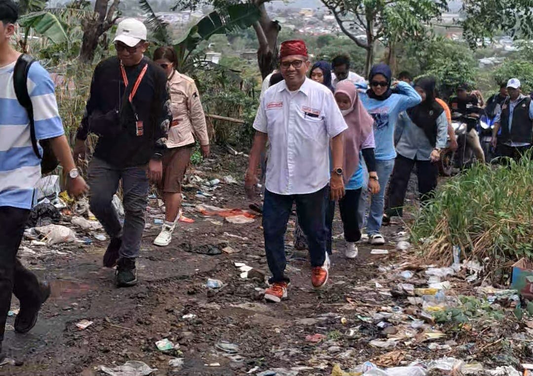 Hujan Tak Halangi Niat Prof Bakhtiar Tijjang Temui Warga di Pelosok Lapadde