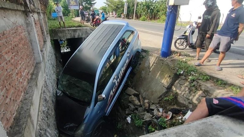 Gegara Cecak, Minibus di Pinrang Terjun ke Selokan